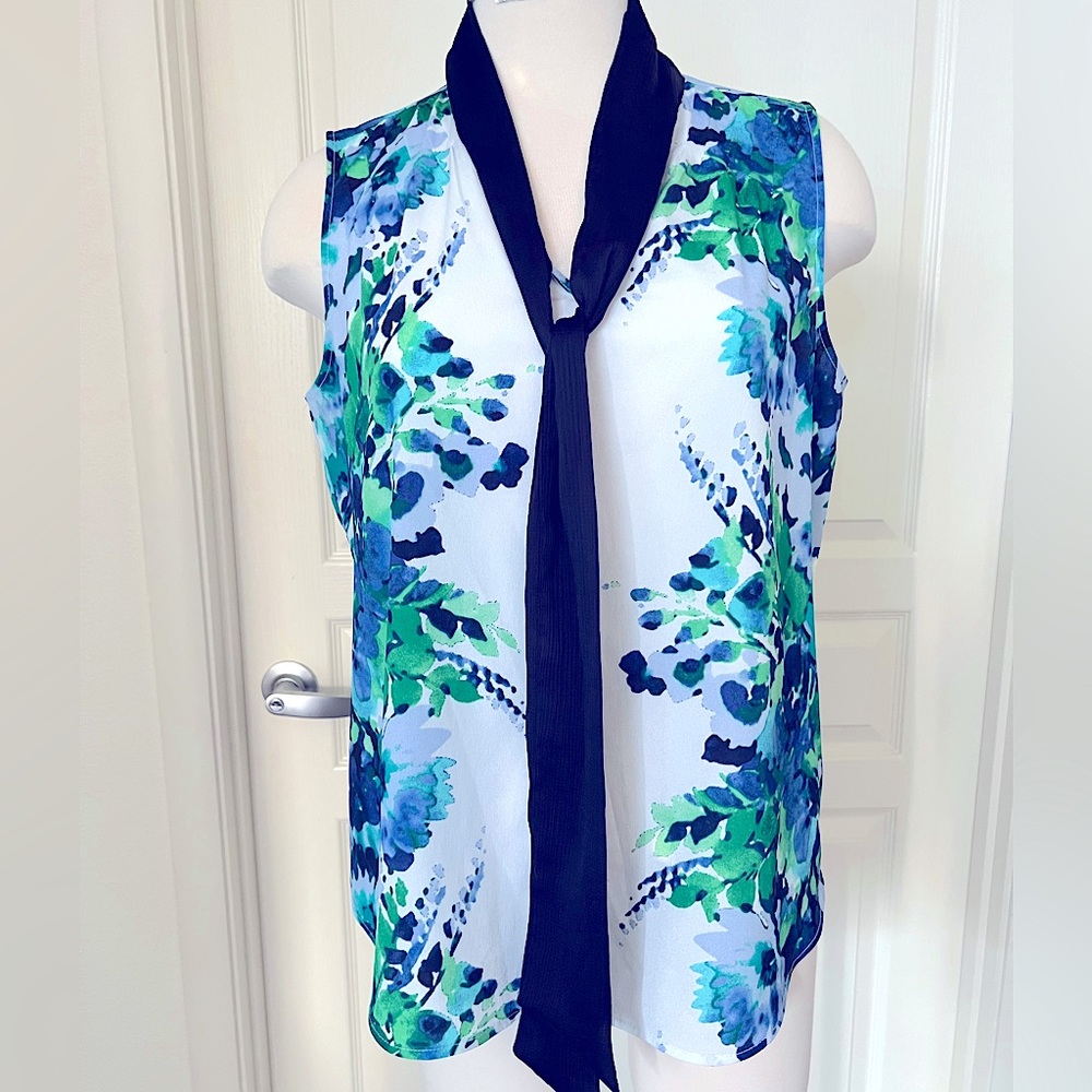 Beautiful blouse size by New York & company, size L